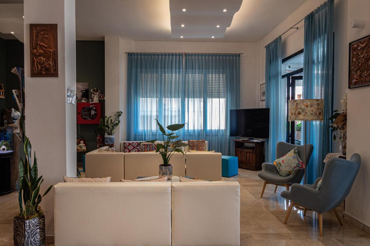 Hotel Boston تْشيزيناتيكو المظهر الخارجي الصورة