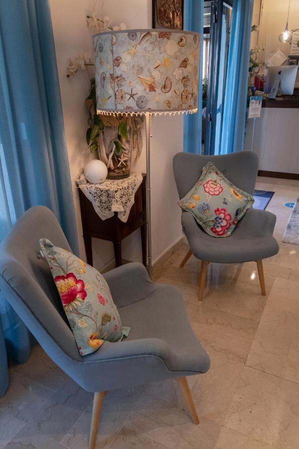 Hotel Boston تْشيزيناتيكو المظهر الخارجي الصورة