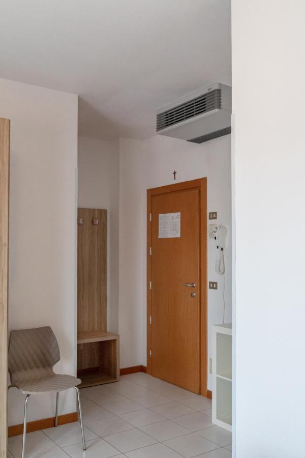 Hotel Boston تْشيزيناتيكو المظهر الخارجي الصورة