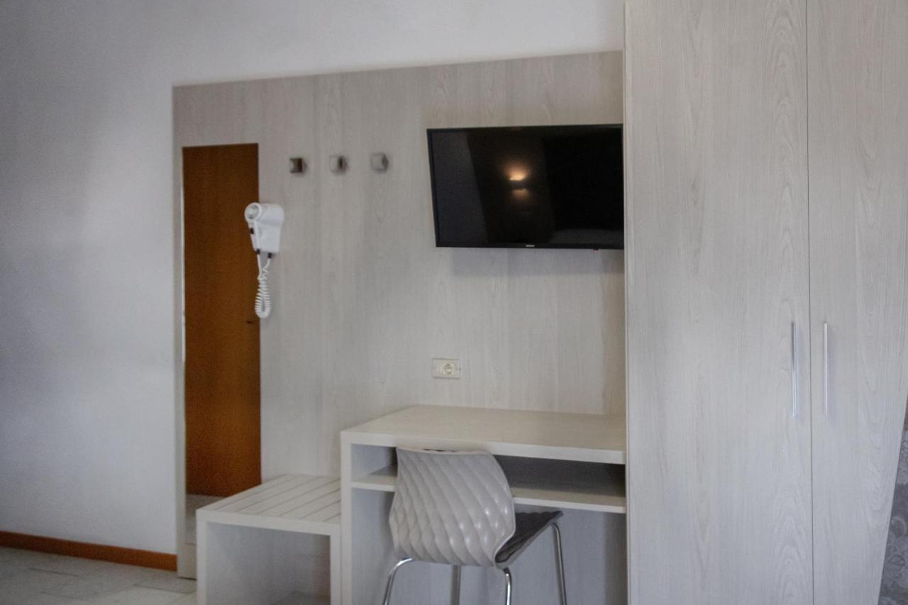 Hotel Boston تْشيزيناتيكو المظهر الخارجي الصورة