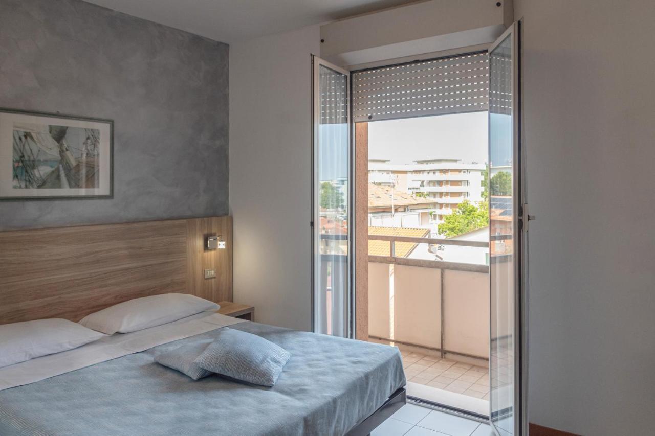 Hotel Boston تْشيزيناتيكو المظهر الخارجي الصورة