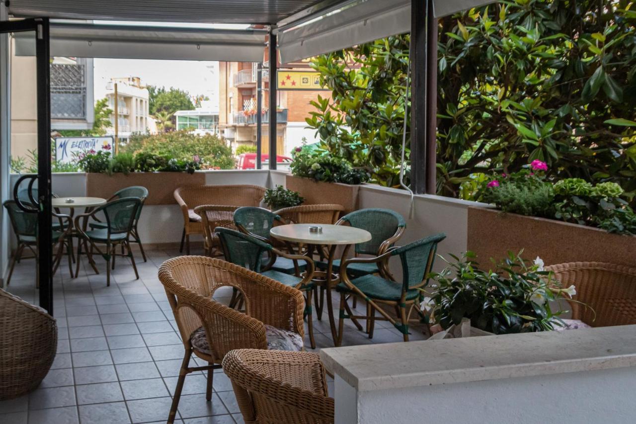 Hotel Boston تْشيزيناتيكو المظهر الخارجي الصورة