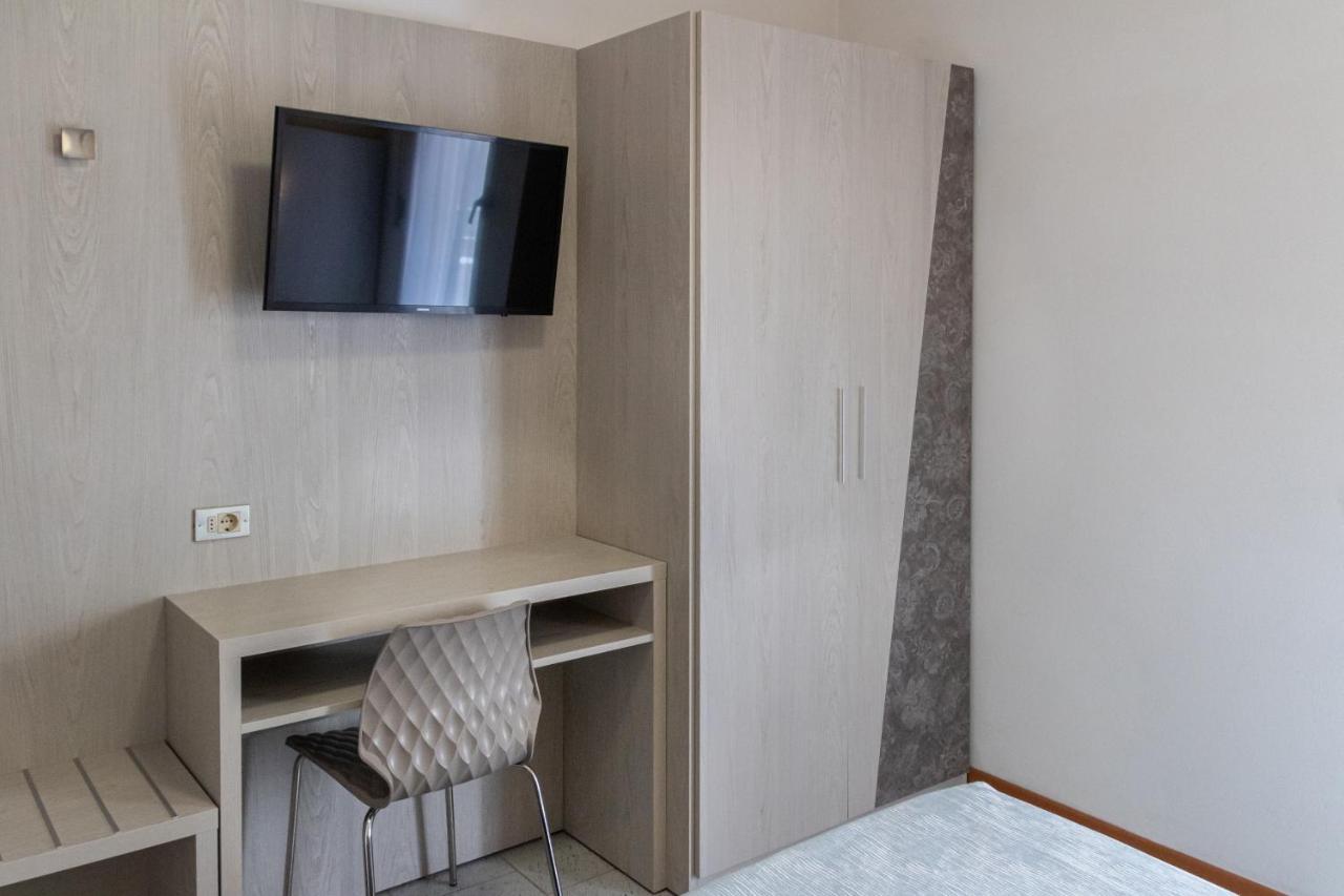 Hotel Boston تْشيزيناتيكو المظهر الخارجي الصورة