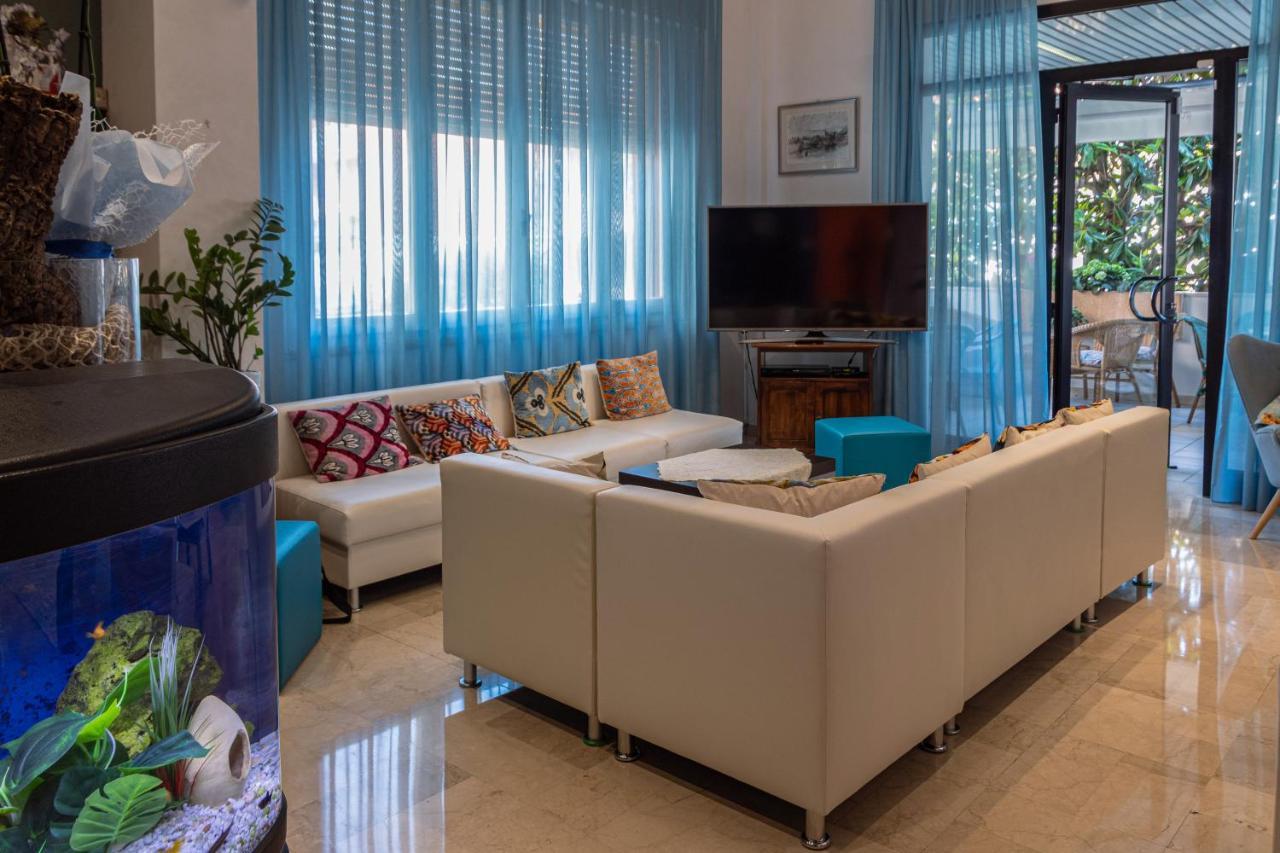 Hotel Boston تْشيزيناتيكو المظهر الخارجي الصورة